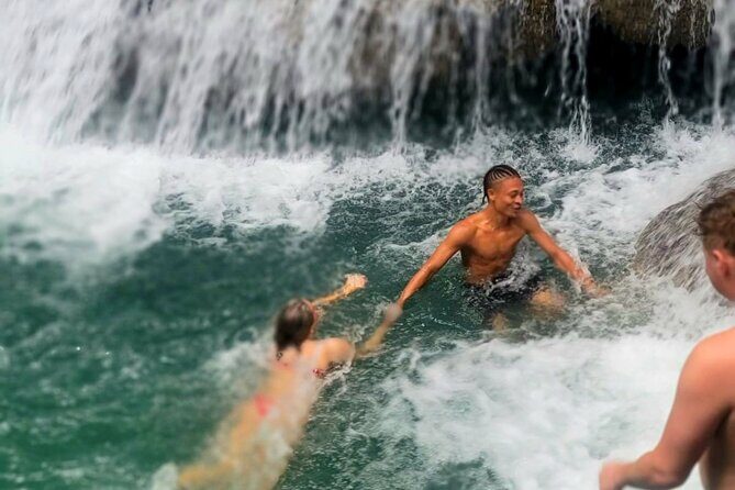 Dunn's River, Blue Hole and Bamboo Rafting from Ocho Rios - White River Bamboo Rafting: Guided, Gentle, and Pretty