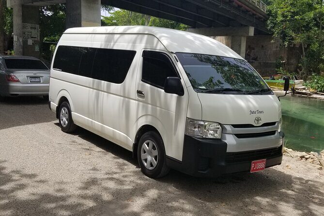 Ocho Rios Private Airport Transfer (MBJ Airport ) - A/C Comfort on the 1 Hour 35 Minute Drive
